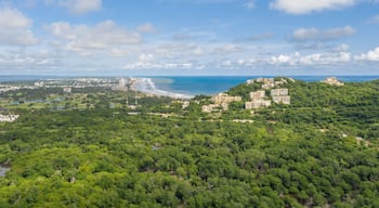 Vista aérea de Acapulco Diamante, en Guerrero, Mexico. El drone sobre Cabo Marqués con un espectacular cielo azul como fondo
