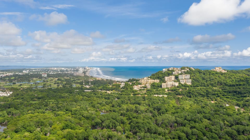 Vista aérea de Acapulco Diamante, en Guerrero, Mexico. El drone sobre Cabo Marqués con un espectacular cielo azul como fondo