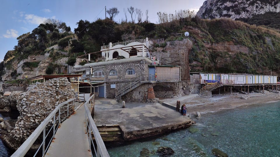 Capri - Foto panoramica dei Bagni di Tiberio dal pontile