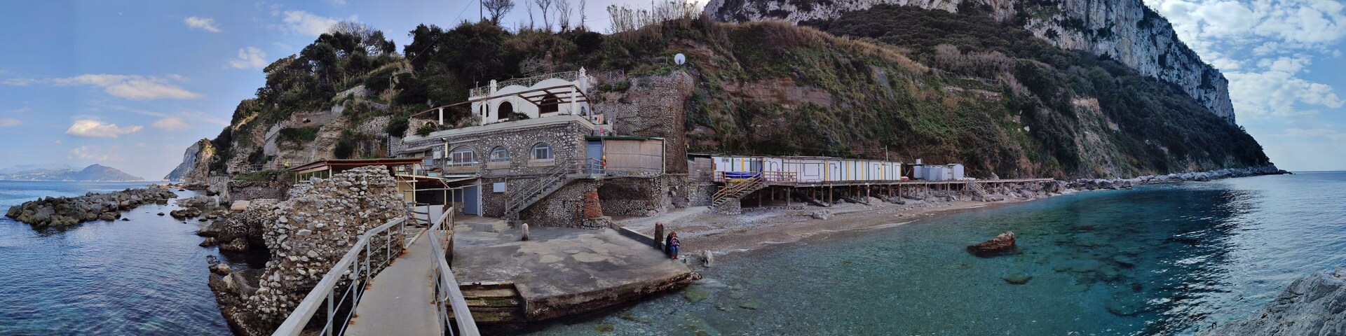 Capri - Foto panoramica dei Bagni di Tiberio dal pontile