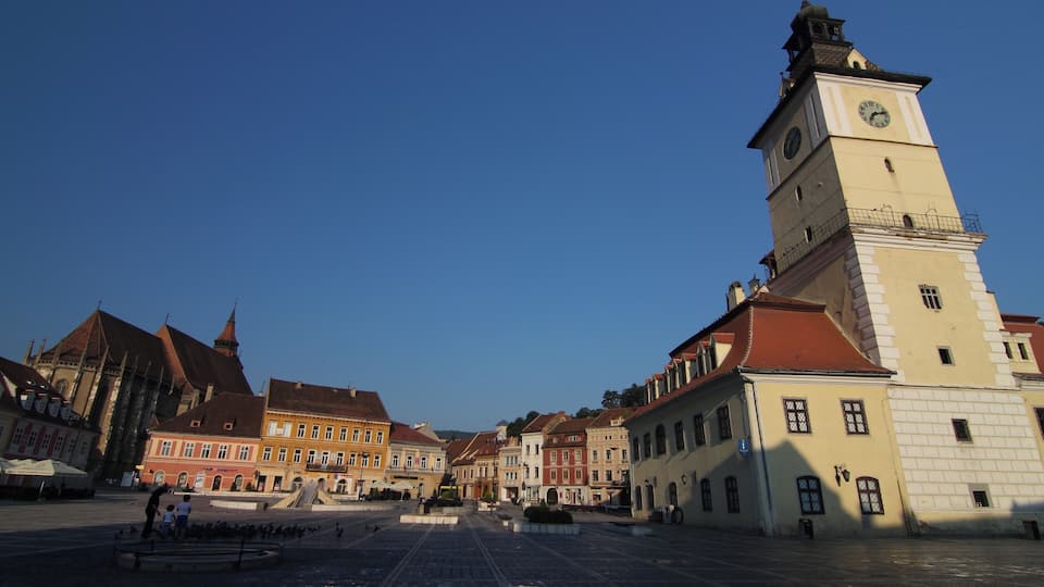 Basov is a lovely old town in the hills Transylvania. It makes a nice base to visit various Dracula and Vampire related sites of the area. You can also pick up various Medieval torture related trinkets if that's your kind of souvenir.
More photos and info https://tinyurl.com/y7qkl6b8
#Architecture #Romania #Brasov #Transylvania #Dracula #Vampire