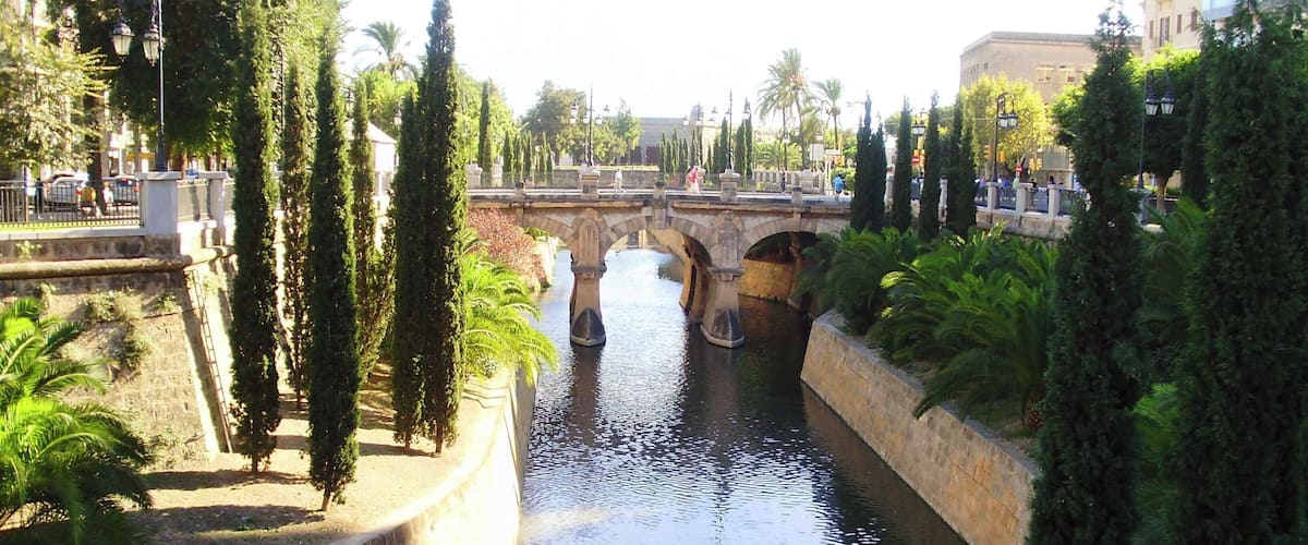 Palma de Mallorca, Islas Baleares - La Riera vista desde el Paseo de Mallorca, al fondo el Puente de Jaime III y las murallas del Baluarte.