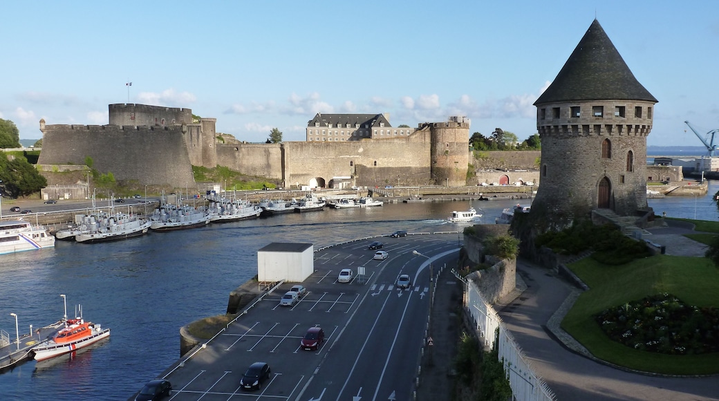 Le château de Brest vu depuis le pont de Recouvrance.