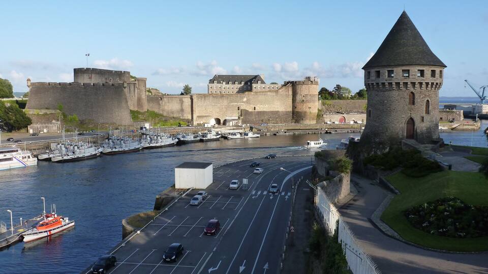 Le château de Brest vu depuis le pont de Recouvrance.