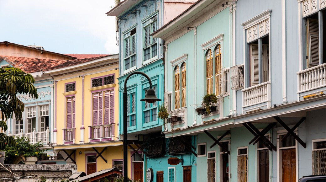 Fachada colorida de estilo colonial, barrio de Santa Ana, Guayaquil, Ecuador