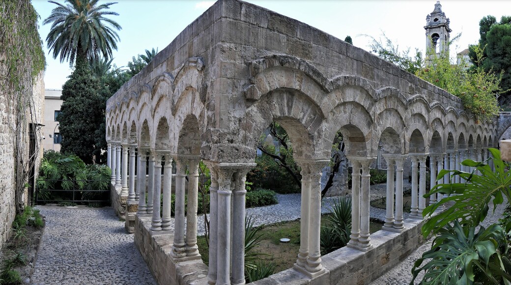 de.wikipedia.org/wiki/San_Giovanni_degli_Eremiti Der Kreuzgang befindet sich nordwestlich des Langhauses. Er stammt aus dem 13. Jahrhundert oder wurde dann umgestaltet. Er gehörte wahrscheinlich zu den zerstörten Gebäuden des Konventes. Doppelsäulen aus Marmor tragen die leicht spitzbogigen Arkaden. In der Mitte des Kreuzgangs steht ein Brunnen.