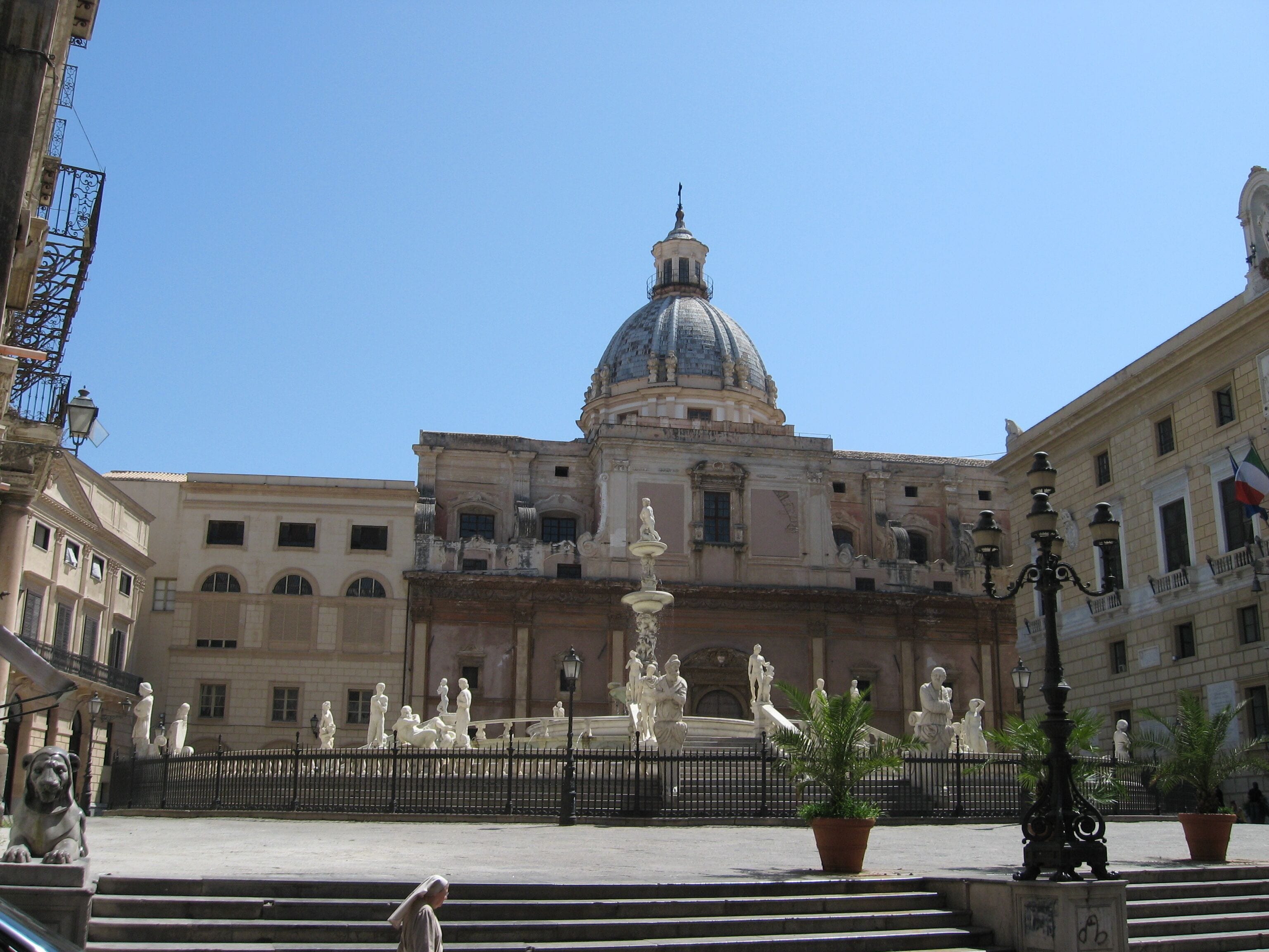 Une place historique, remarquable par son imposant dôme et ses statues.