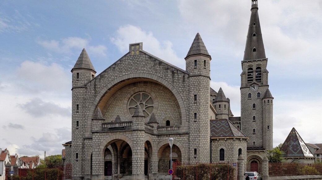 This building is indexed in the Base Mérimée, a database of architectural heritage maintained by the French Ministry of Culture, under the reference PA21000071 .