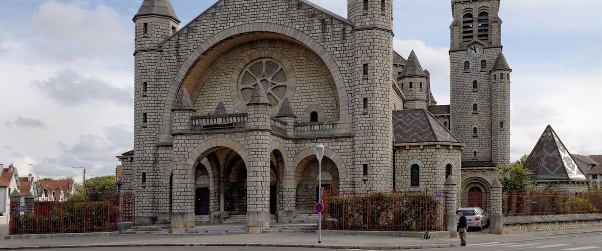 This building is indexed in the Base Mérimée, a database of architectural heritage maintained by the French Ministry of Culture, under the reference PA21000071 .