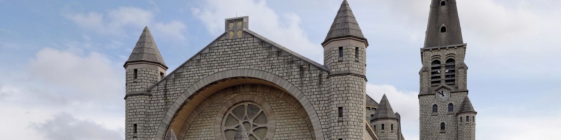 This building is indexed in the Base Mérimée, a database of architectural heritage maintained by the French Ministry of Culture, under the reference PA21000071 .