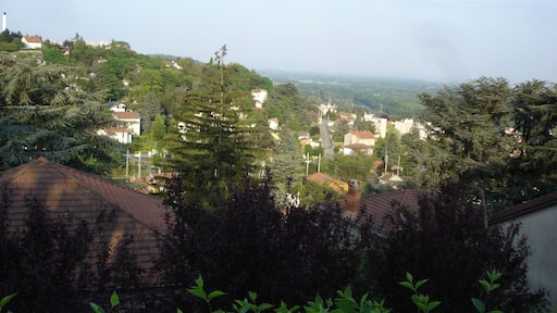 Vue de Rillieux-la-Pape ร partir du chemin de la chapelle, dans le Rhรดne en France.