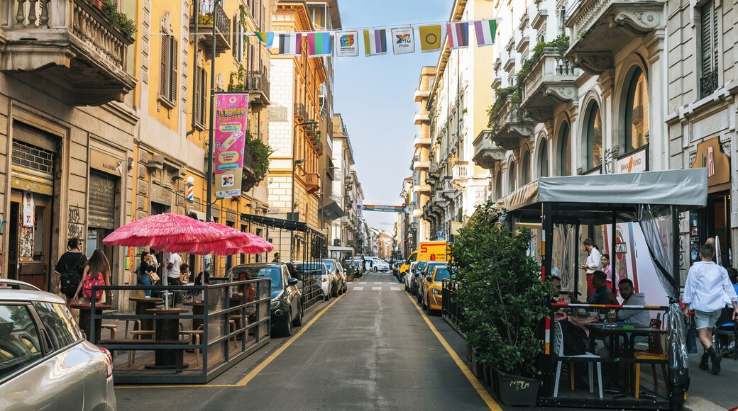 Une rue bordée de cafés, de voitures et d’immeubles de style européen.