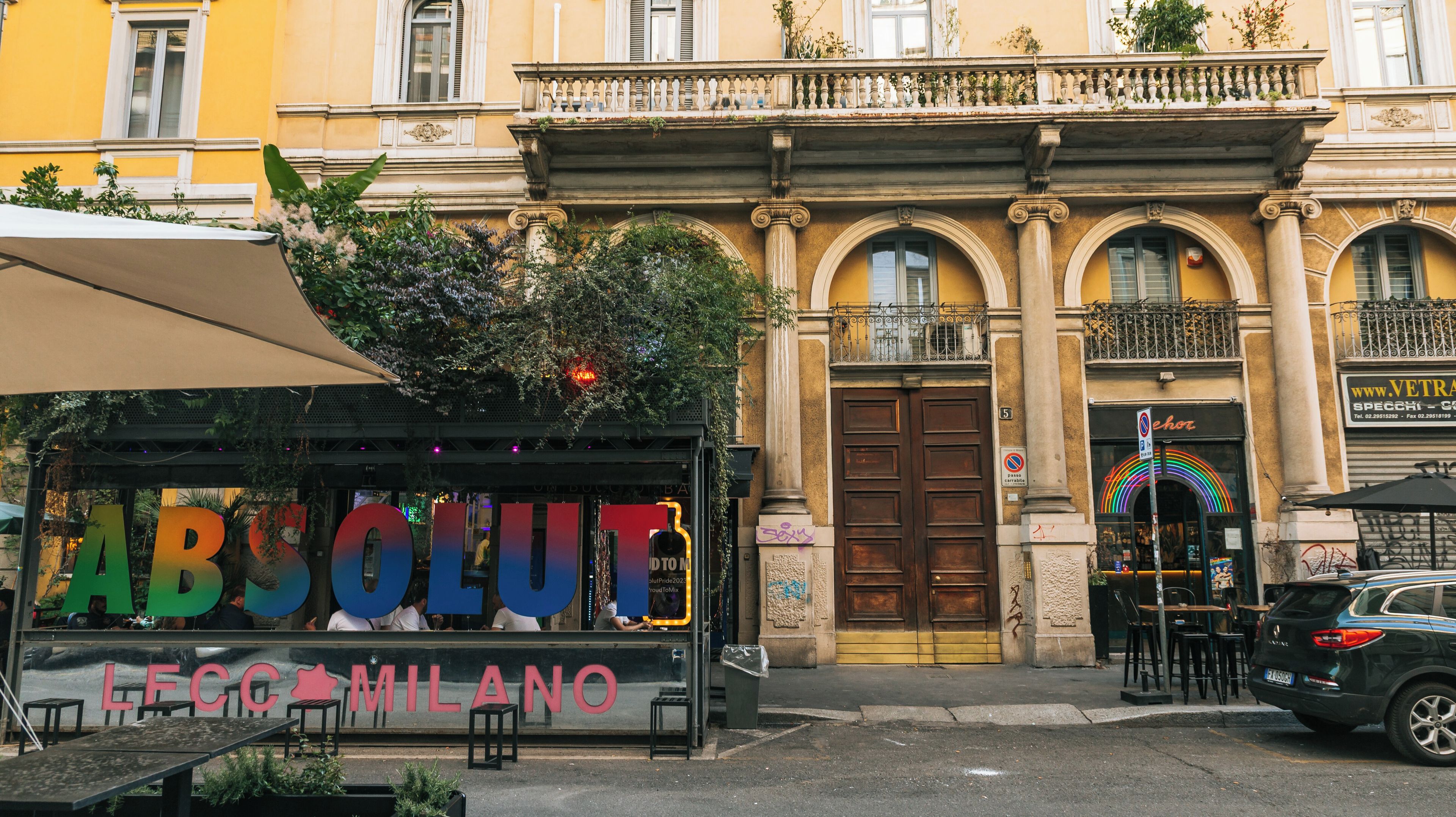 Une devanture colorée sur laquelle on peut lire les mots « ABSOLUTE » et « MILANO ».
