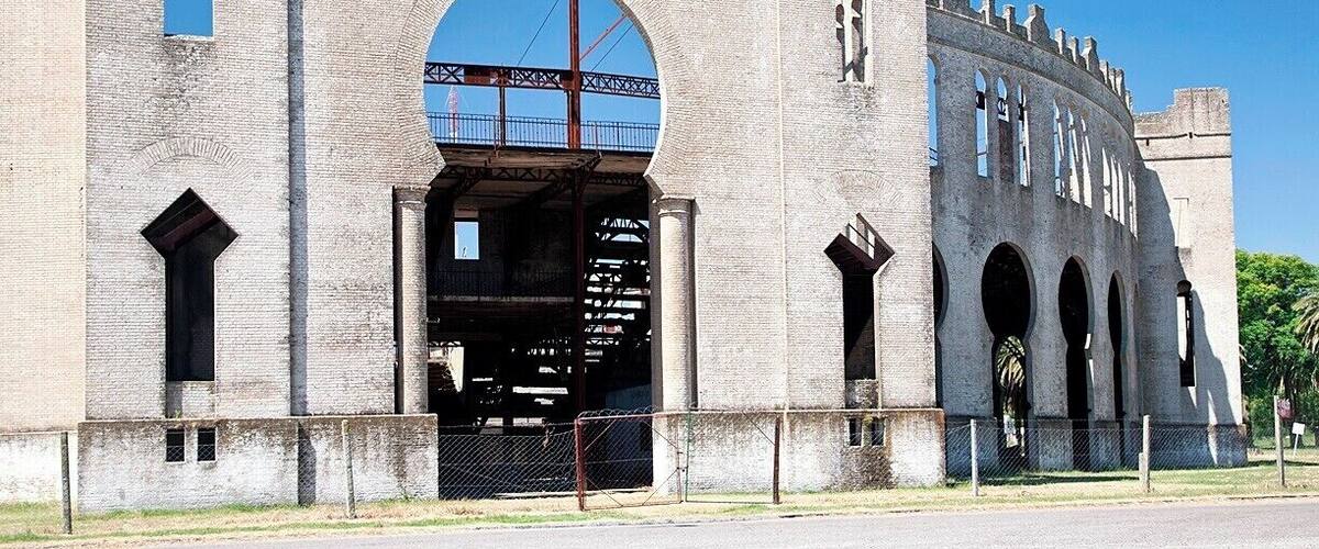 An abandoned, Moorish-style bull ring dating from the early 20th century. Although it opened to great fanfare in 1910 with the most famous bullfighters of the day, only eight fights were hosted here before bull fighting was outlawed in 1912. It's too bad they couldn't find another use for the building - maybe a theater in the round or something???