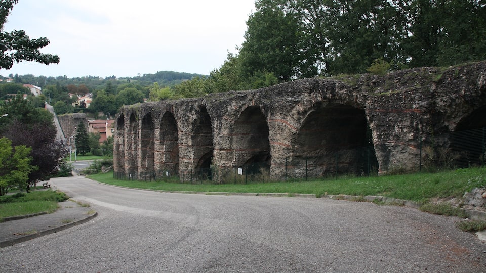 This building is en partie classé, en partie inscrit au titre des Monuments Historiques. It is indexed in the Base Mérimée, a database of architectural heritage maintained by the French Ministry of Culture, under the reference PA00117731 .