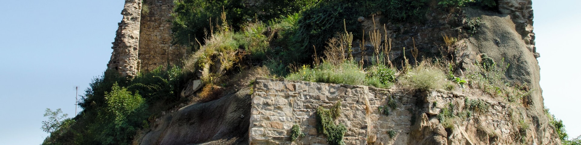 This building is indexed in the Base Mérimée, a database of architectural heritage maintained by the French Ministry of Culture, under the reference PA00117763 .