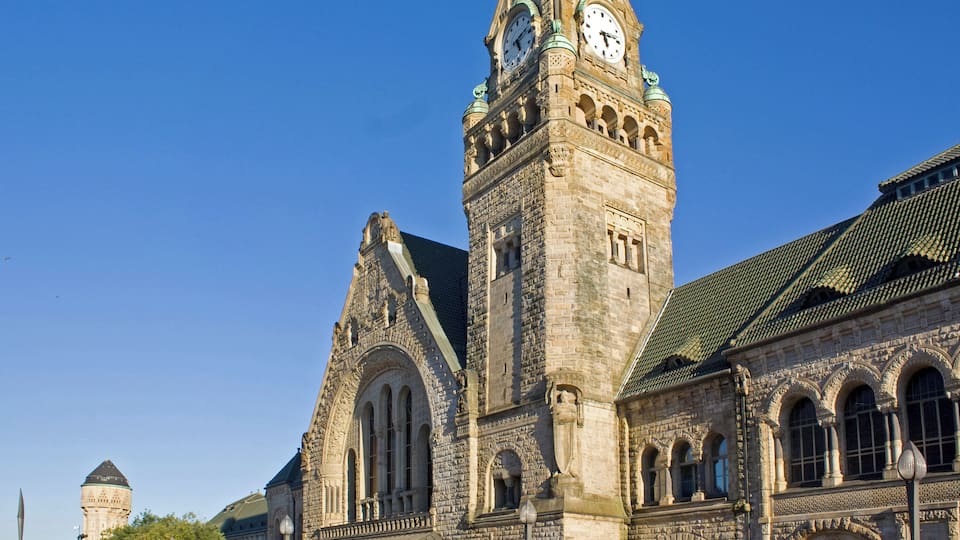 This building is indexed in the Base Mérimée, a database of architectural heritage maintained by the French Ministry of Culture, under the reference PA00106842 .