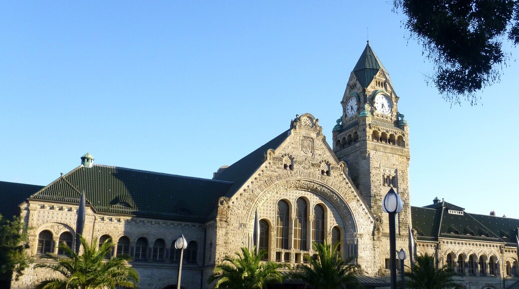 This building is indexed in the Base Mérimée, a database of architectural heritage maintained by the French Ministry of Culture, under the reference PA00106842 .