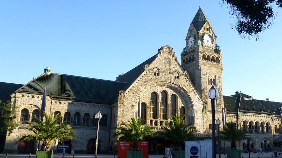 This building is indexed in the Base Mérimée, a database of architectural heritage maintained by the French Ministry of Culture, under the reference PA00106842 .
