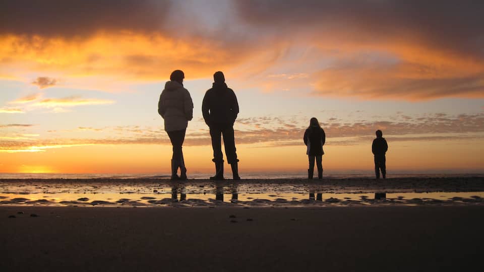 Strandspaziergang am dänischen Nordseestrand im Herbst