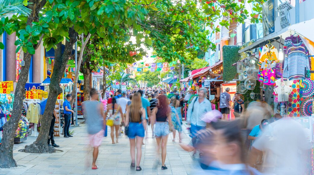 View of busy 5th Avenue, Playa del Carmen, Quintana Roo, Caribbean Coast, Yucatan Peninsula, Riviera Maya