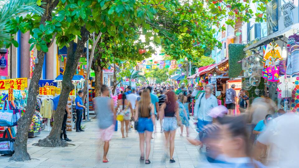 View of busy 5th Avenue, Playa del Carmen, Quintana Roo, Caribbean Coast, Yucatan Peninsula, Riviera Maya