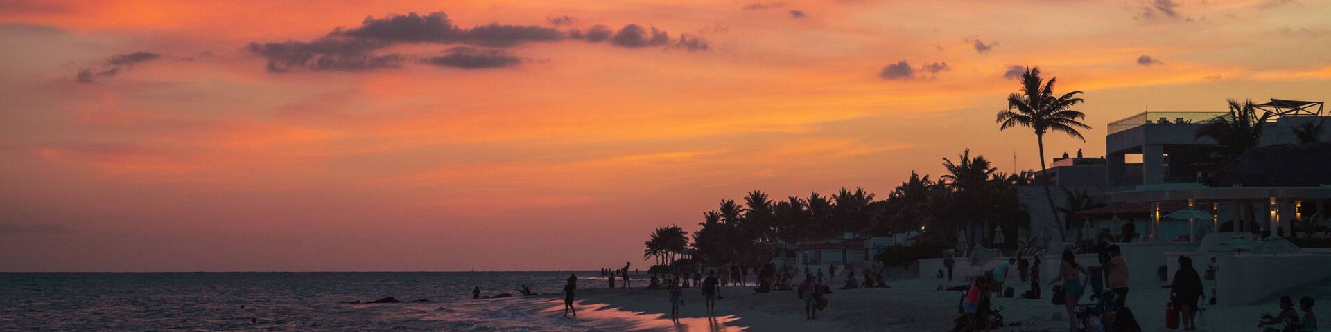 Atardecer rojizo en playas del caribe Mexico, Playacar Mexico.