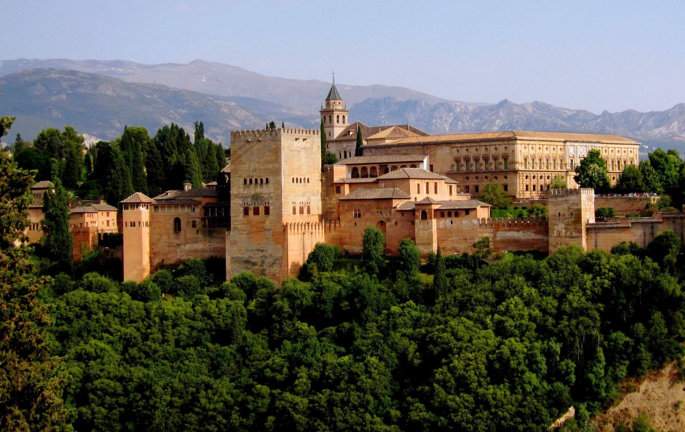 Die Nasridenpaläste und der Palast Karls V. bilden das Zentrum der Alhambra.