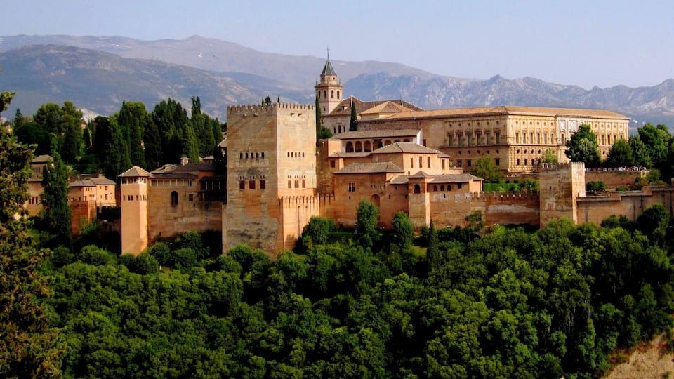 Die Nasridenpaläste und der Palast Karls V. bilden das Zentrum der Alhambra.