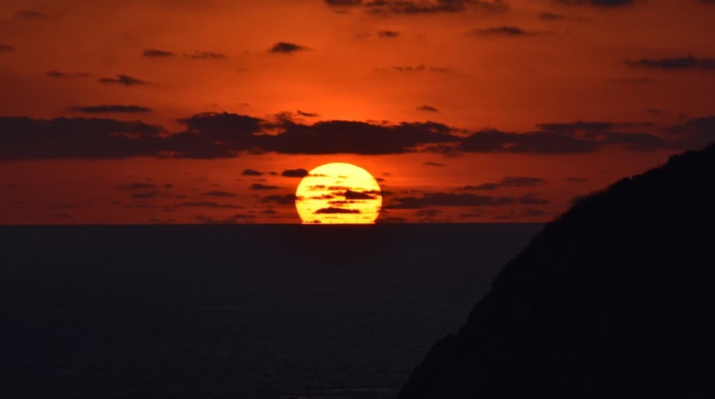 Acapulco has wonderful sunsets you can enjoy. This is a crear spectacle to admire #LifeAtExpedia #beaches #weloveourmarkets #latam #tlotravel