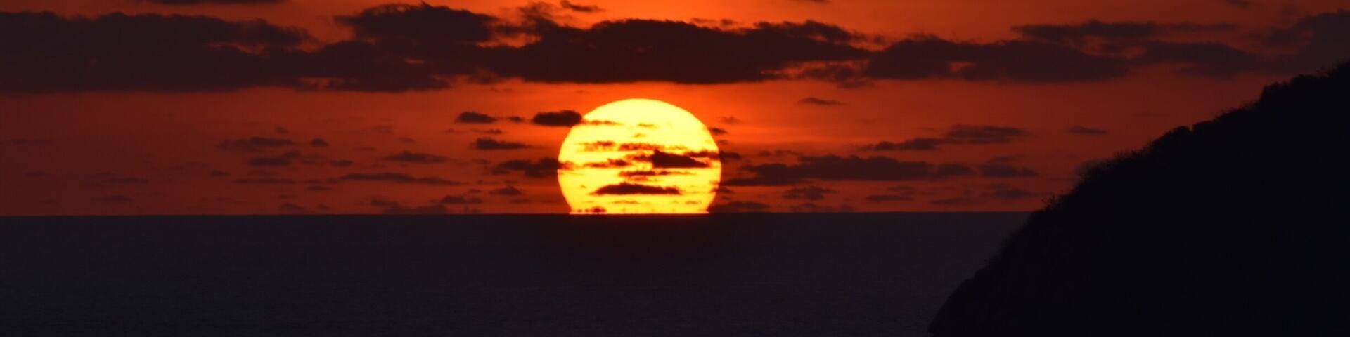 Acapulco has wonderful sunsets you can enjoy. This is a crear spectacle to admire #LifeAtExpedia #beaches #weloveourmarkets #latam #tlotravel