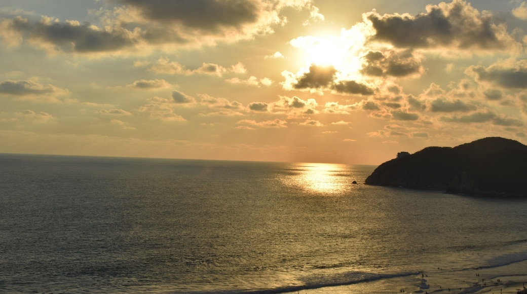 Acapulco has gorgeous sunsets that you can enjoy from everywhere while visiting this beach destination #LifeAtExpedia #beaches #weloveourmarkets #latam #tlotravel
