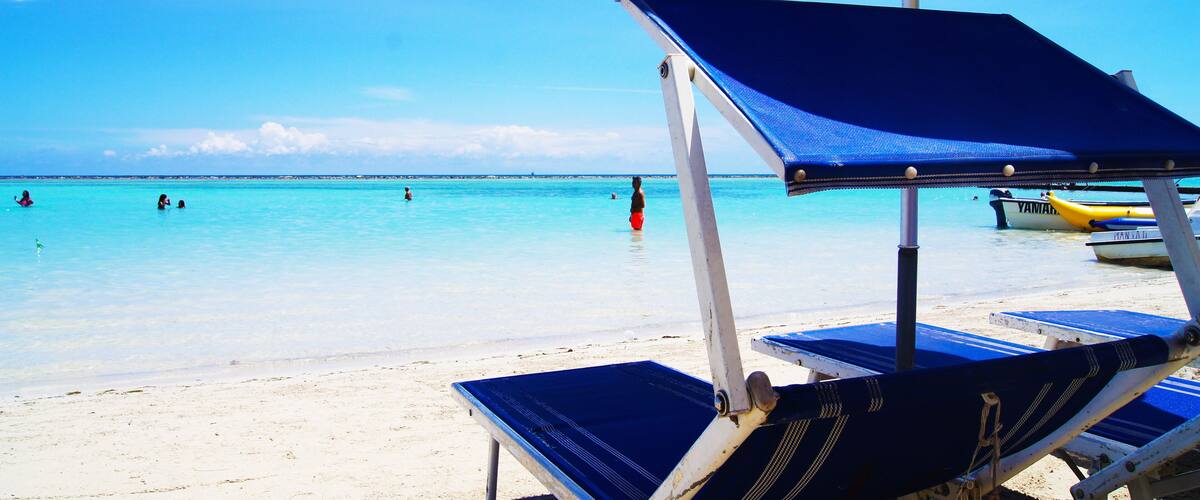 Hamacas y Sombrilla en Playa de Boca Chica. República Dominicana