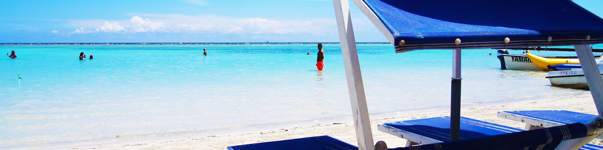 Hamacas y Sombrilla en Playa de Boca Chica. República Dominicana