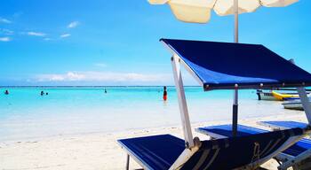 Hamacas y Sombrilla en Playa de Boca Chica. República Dominicana