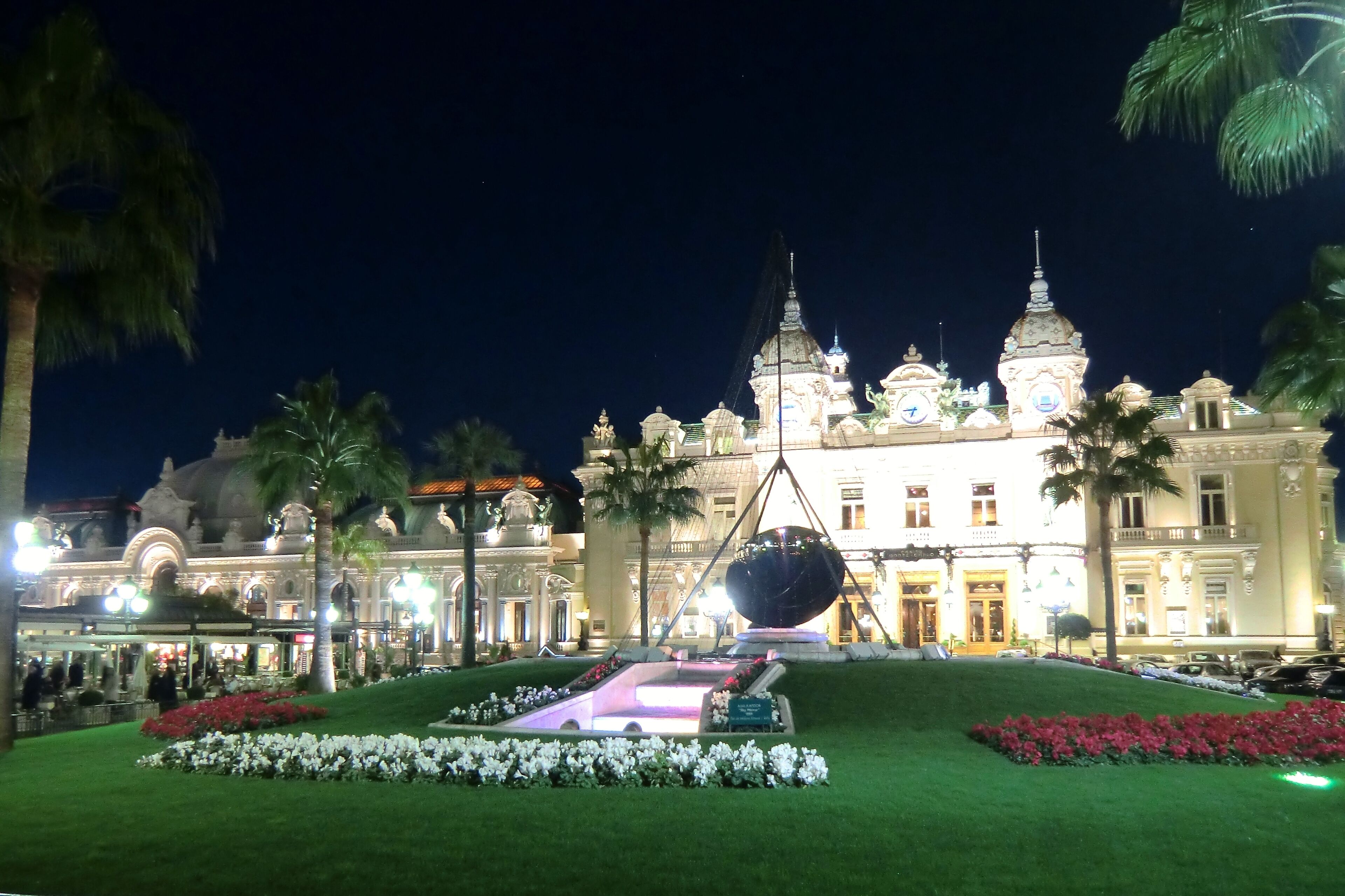 Das Casino von Monte Carlo bei Nacht