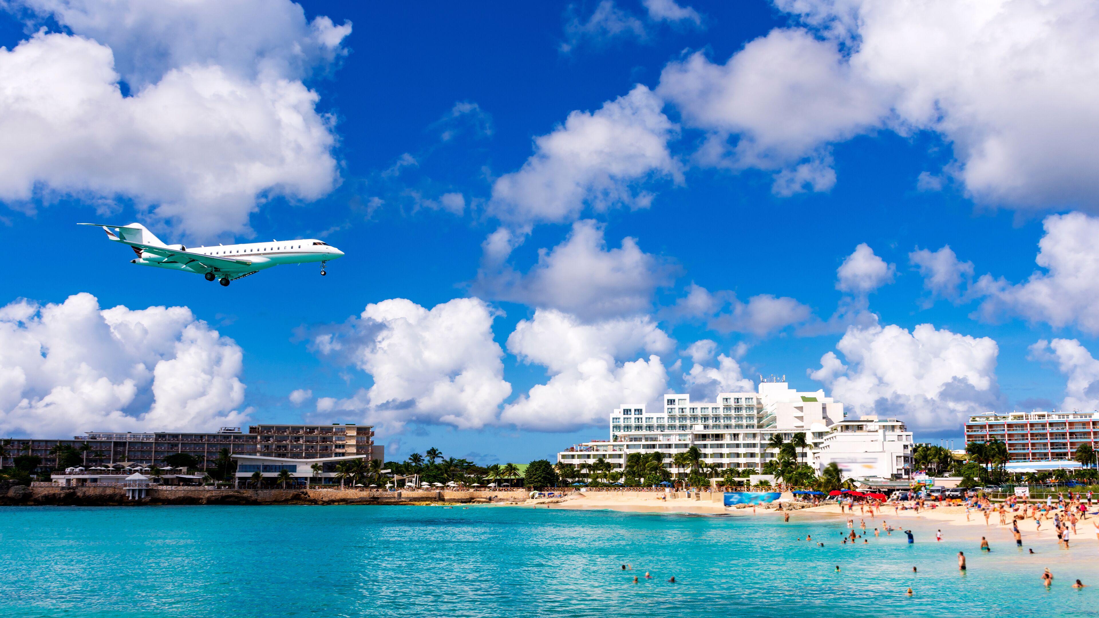 jet landing near Maho Beach, Sint Maarten