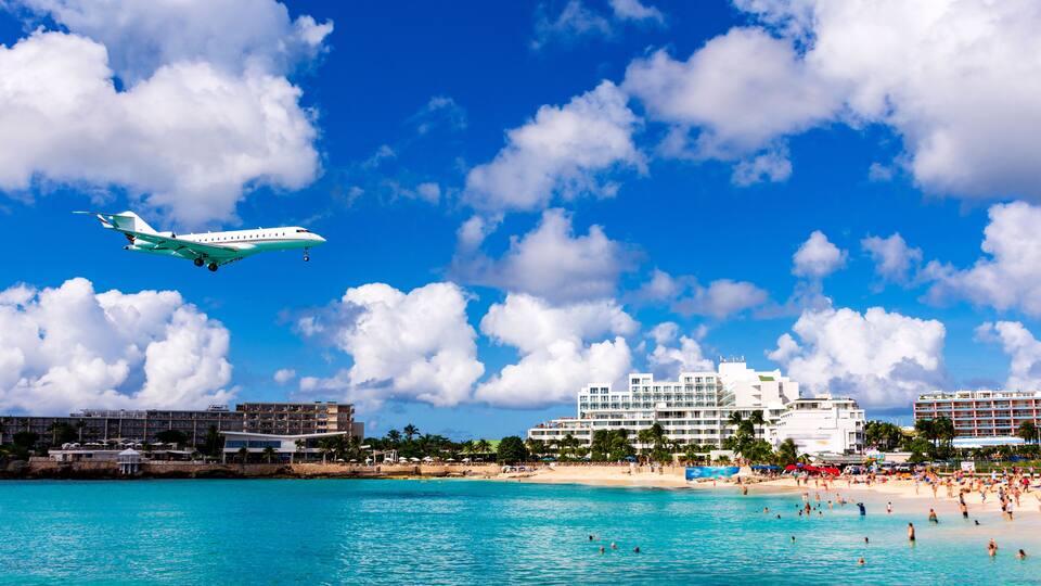 jet landing near Maho Beach, Sint Maarten