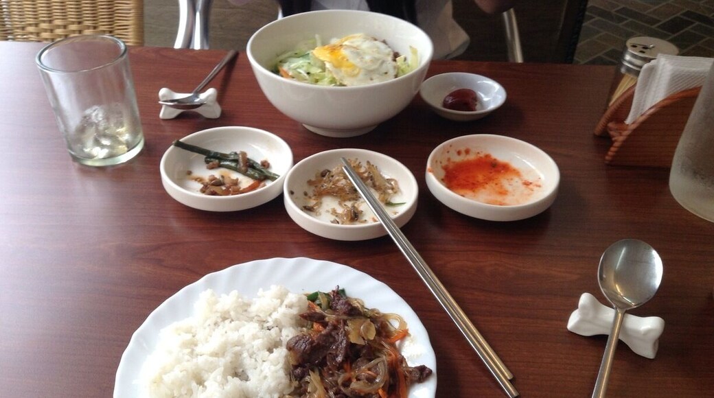 I love this manna restaurant, a korean restaurant that Filipinos and Koreans love to dine. It has its different promos from monday to friday, and its very affordable. The three side dish is fantastic, and their Bulgogi is awesomee. You gotta try it. You'll never regret it!