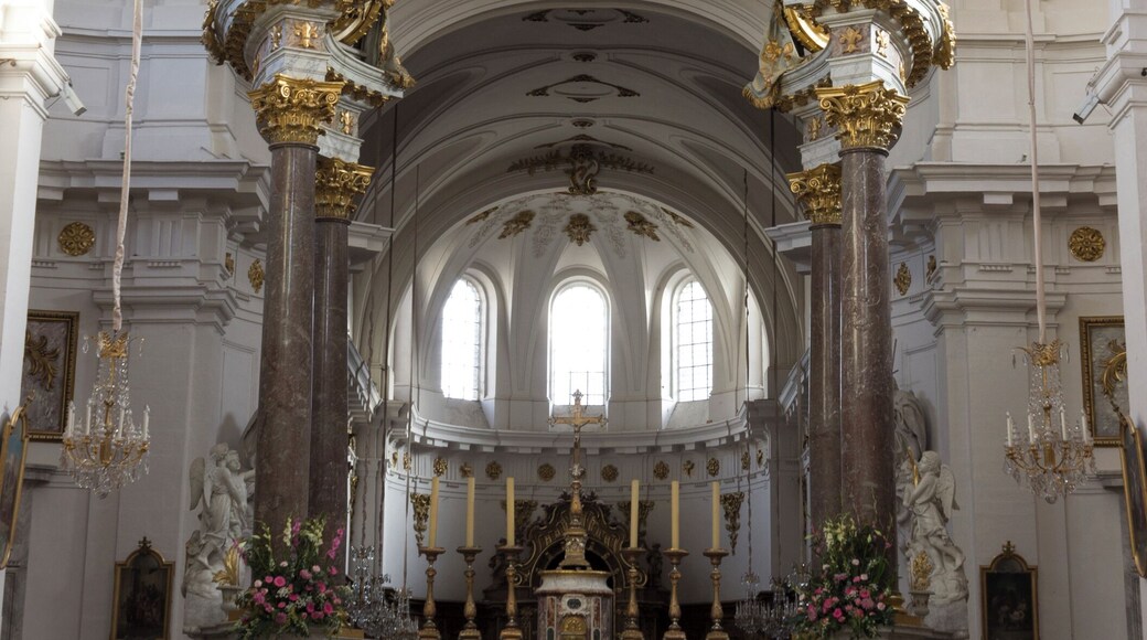 Le baldaquin de Servandoni à l'intérieur de l'église.