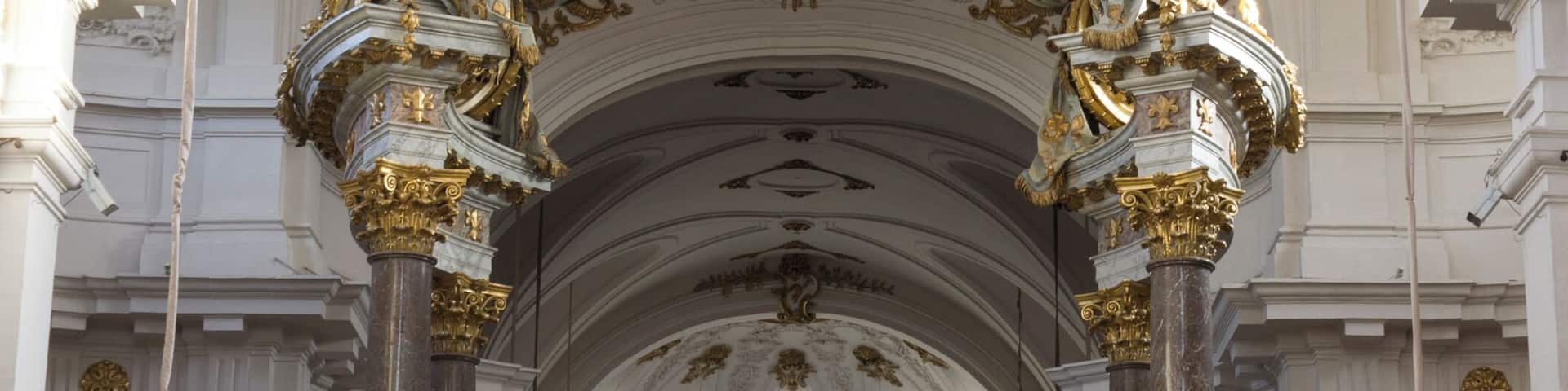 Le baldaquin de Servandoni à l'intérieur de l'église.