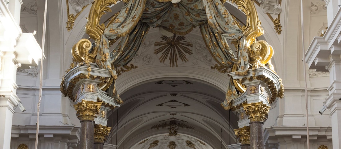 Le baldaquin de Servandoni à l'intérieur de l'église.