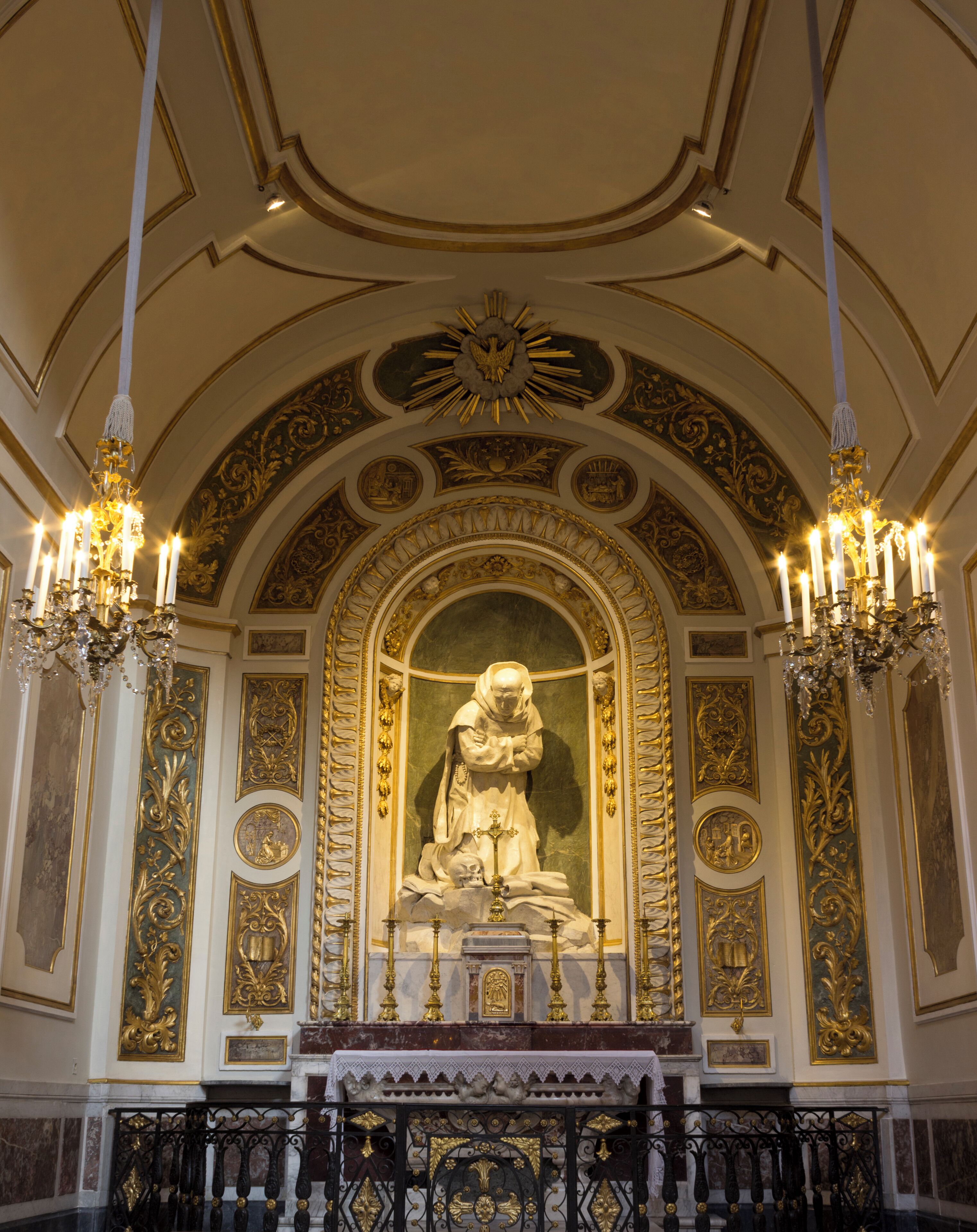 Une chapelle dans l'église Saint-Bruno des Chartreux. La statue de Saint Bruno en prières est l’œuvre de Jacques Sarrazin.