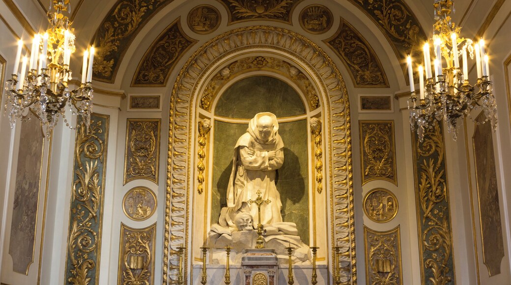 Une chapelle dans l'église Saint-Bruno des Chartreux. La statue de Saint Bruno en prières est l’œuvre de Jacques Sarrazin.