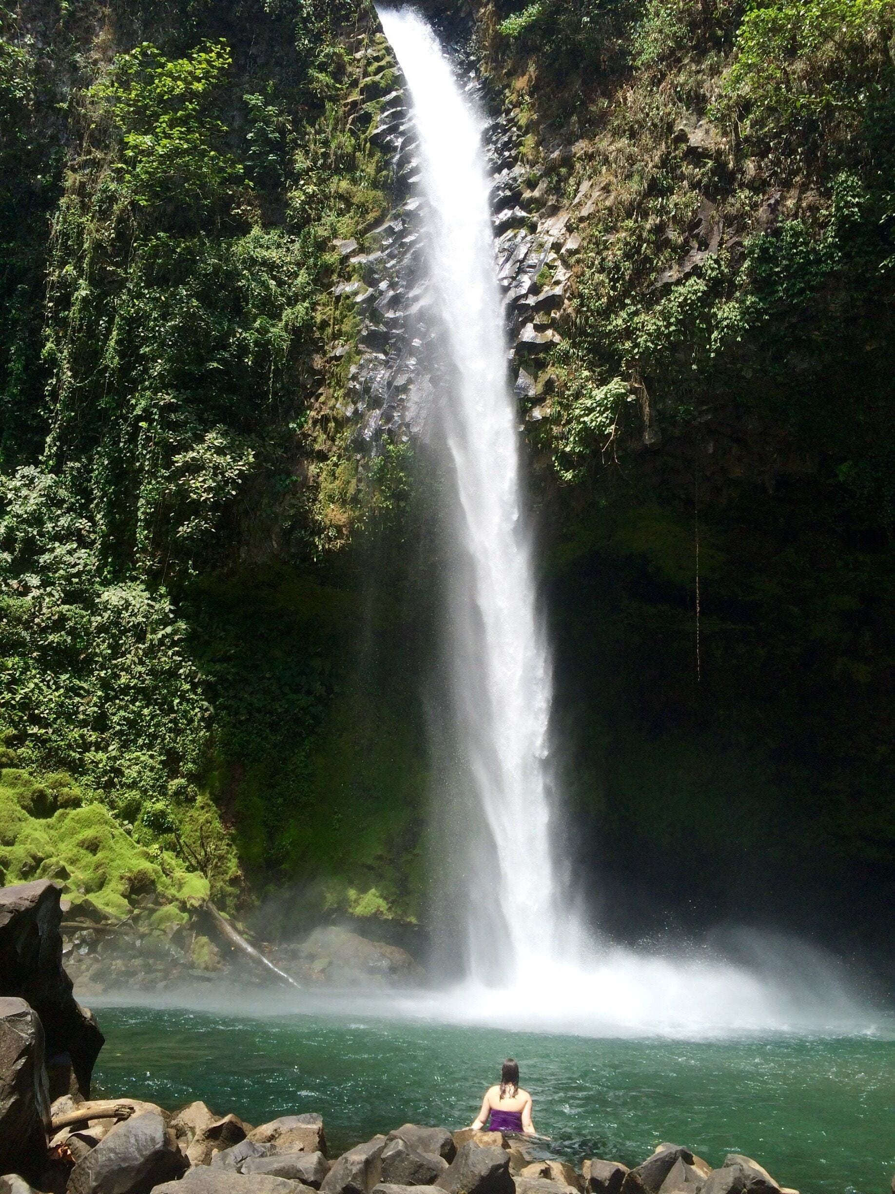 La Fortuna Waterfall is worth the entry fee, just be prepared for a bunch of stairs down and a bunch back up! The cool water and light mist are so refreshing though, you won't even mind the trek. #waterfall #costarica #puravida