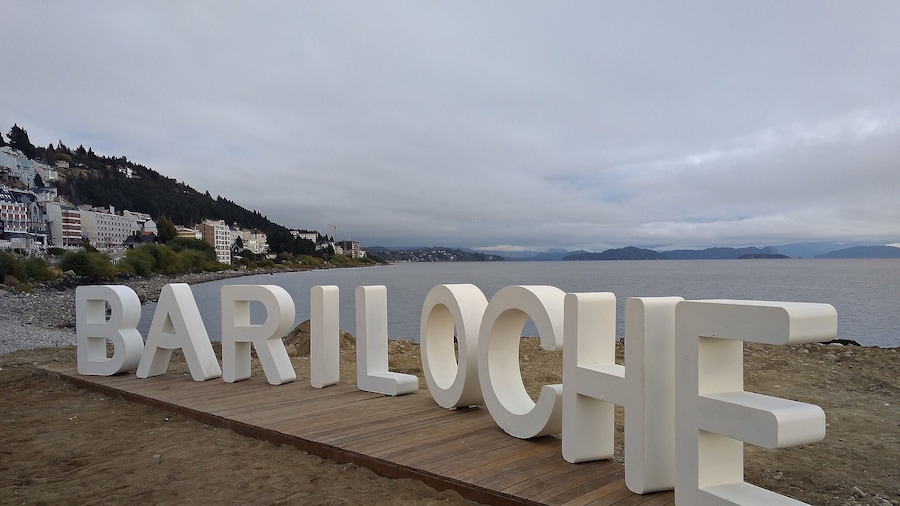 I took this photo in April, the day that Bariloche had his giant letters on the shores of Lake Nahuel Huapi. Located between Playa del Centro and Puerto San Carlos are a new point of tourist interest in the city for photos of residents and tourists.