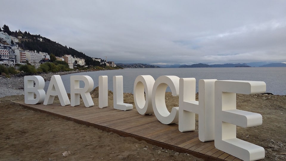 I took this photo in April, the day that Bariloche had his giant letters on the shores of Lake Nahuel Huapi. Located between Playa del Centro and Puerto San Carlos are a new point of tourist interest in the city for photos of residents and tourists.