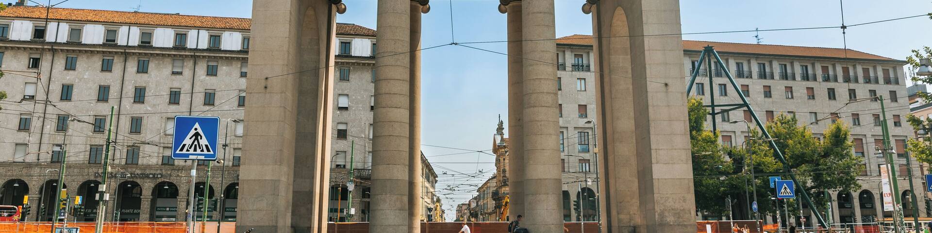 A neoclassical building with columns and the inscription 'DE PATRICE ANNO MDCCCXV.'