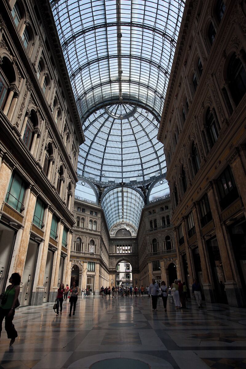 Un imposant bâtiment historique doté d’un grand dôme de verre et d’une architecture richement décorée.