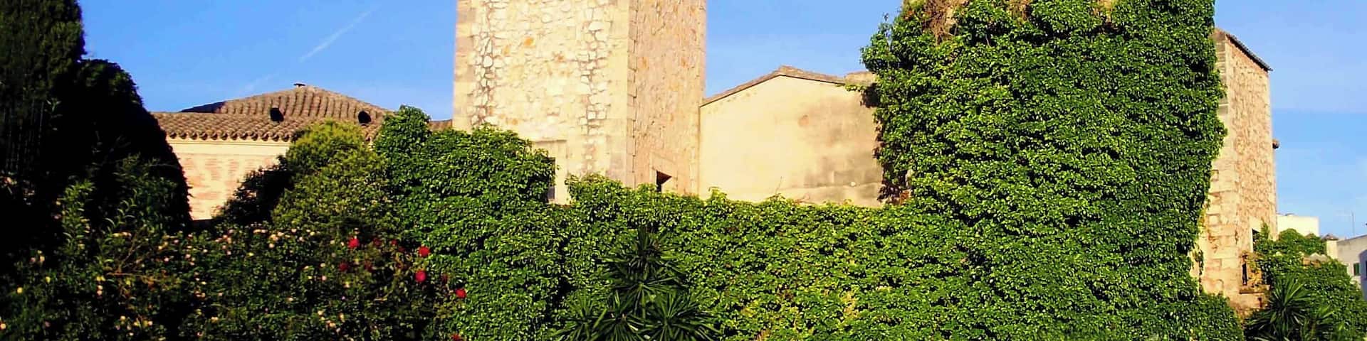Palma de Mallorca: Torres en la muralla del Pueblo Español. La hiedra y la torre morisca.
